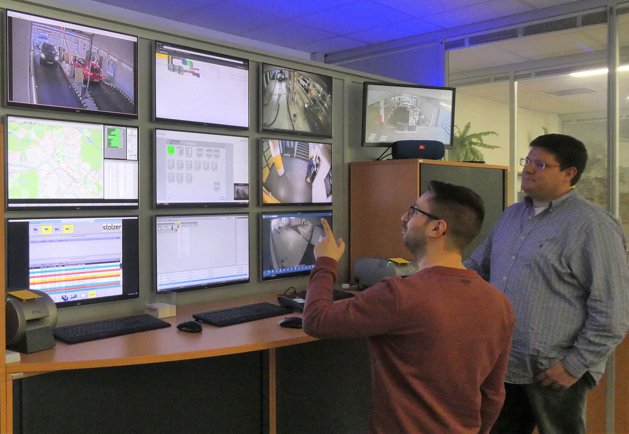 Die Fotos zeigen in der Leitzentrale deren Mitarbeiter Calogero La Marca und Andreas Herchenröther (rechts) vor den Kontrollmonitoren