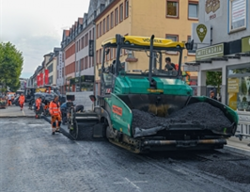 Baustelle Römerstraße in der Hanauer Innenstadt: Die ersten beiden Asphaltschichten liegen